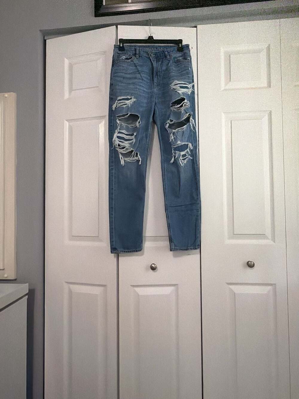 American Eagle Women's Strigid High-Rise Distressed Straight Leg Jeans Size 2